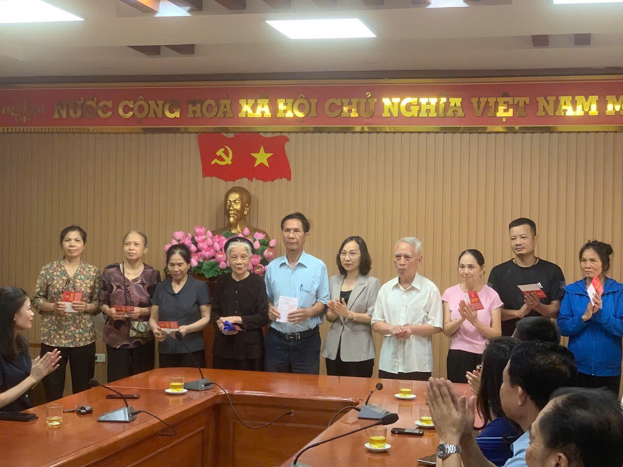 Xã Đan Phượng phối hợp tặng 20 sổ tiết kiệm cho gia đình chính sách.- Ảnh 2.