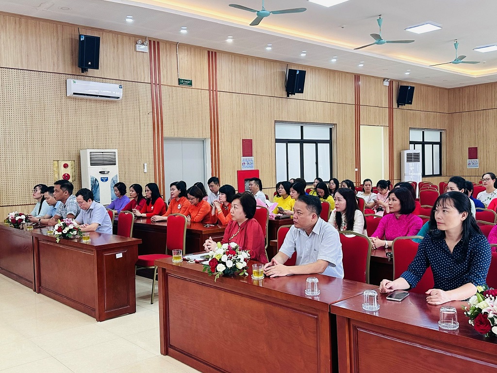 PHƯỜNG PHƯƠNG LIỆT TỔ CHỨC HỘI NGHỊ CÔNG BỐ QUYẾT ĐỊNH BỔ NHIỆM CÁN BỘ TRƯỜNG MẦM NON, TIỂU HỌC, TRUNG HỌC CƠ SỞ CÔNG LẬP VÀ TRẠM Y TẾ- Ảnh 1.