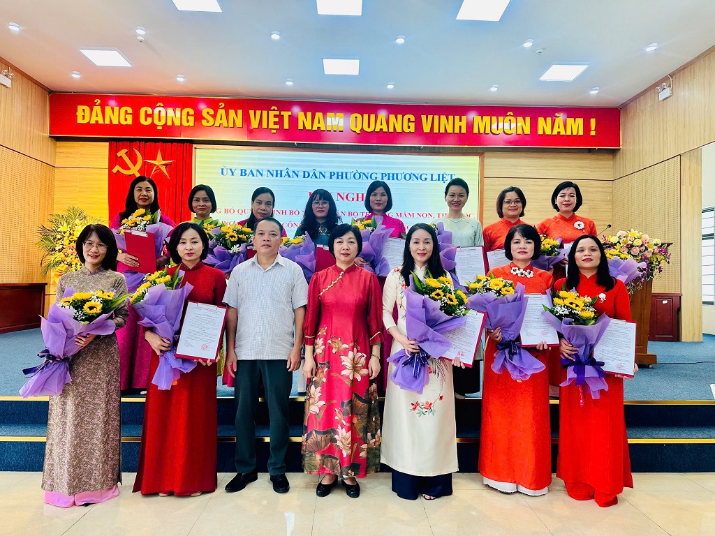 PHƯỜNG PHƯƠNG LIỆT TỔ CHỨC HỘI NGHỊ CÔNG BỐ QUYẾT ĐỊNH BỔ NHIỆM CÁN BỘ TRƯỜNG MẦM NON, TIỂU HỌC, TRUNG HỌC CƠ SỞ CÔNG LẬP VÀ TRẠM Y TẾ- Ảnh 3.