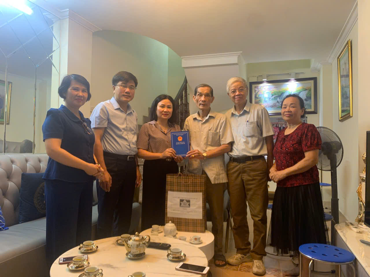 Thăm hỏi, tặng quà gia đình chính sách nhân ngày Thương binh – Liệt sỹ 27/7- Ảnh 2.