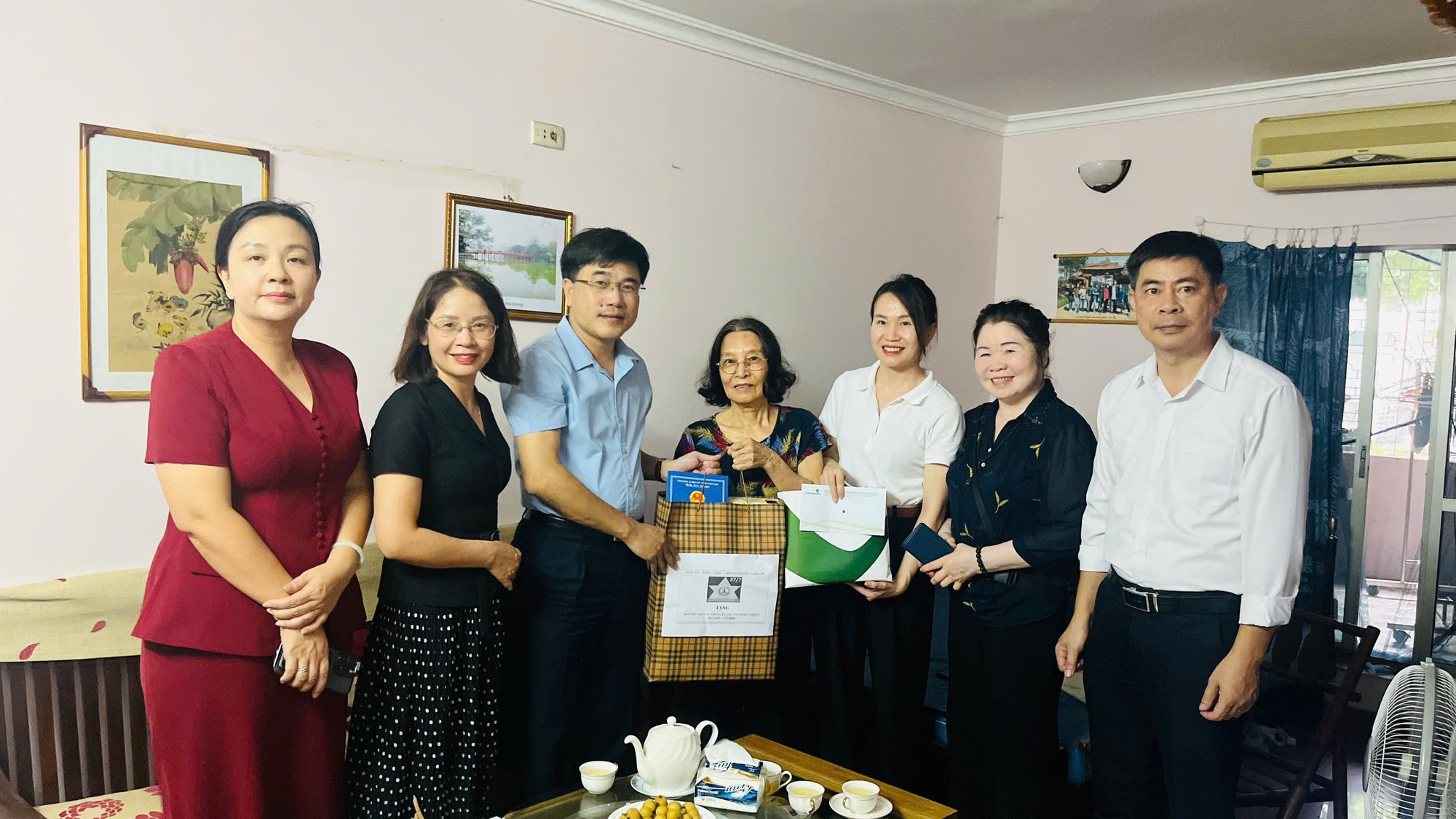 Thăm hỏi, tặng quà gia đình chính sách nhân ngày Thương binh – Liệt sỹ 27/7- Ảnh 4.