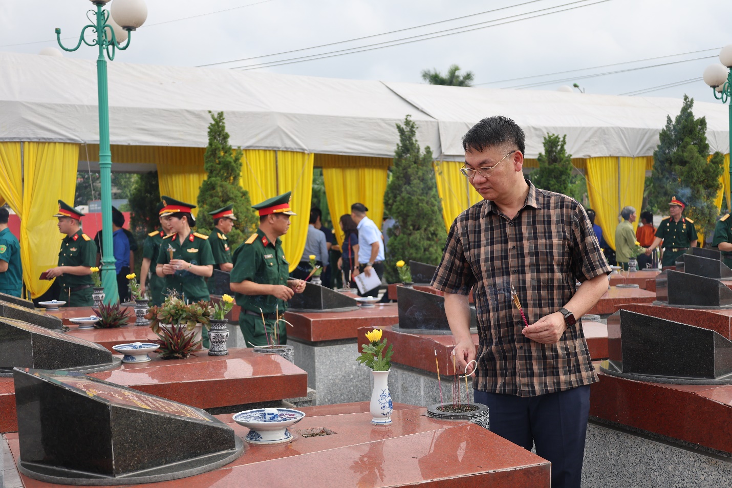 Xã Mê Linh dâng hương, tưởng niệm các anh hùng liệt sĩ- Ảnh 2.