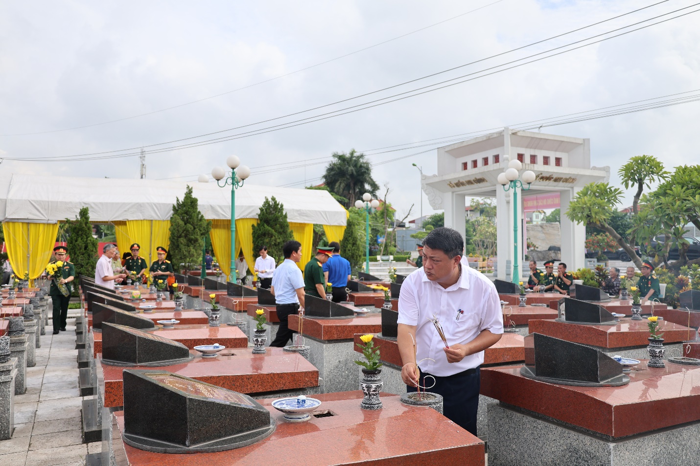 Xã Mê Linh dâng hương, tưởng niệm các anh hùng liệt sĩ- Ảnh 3.