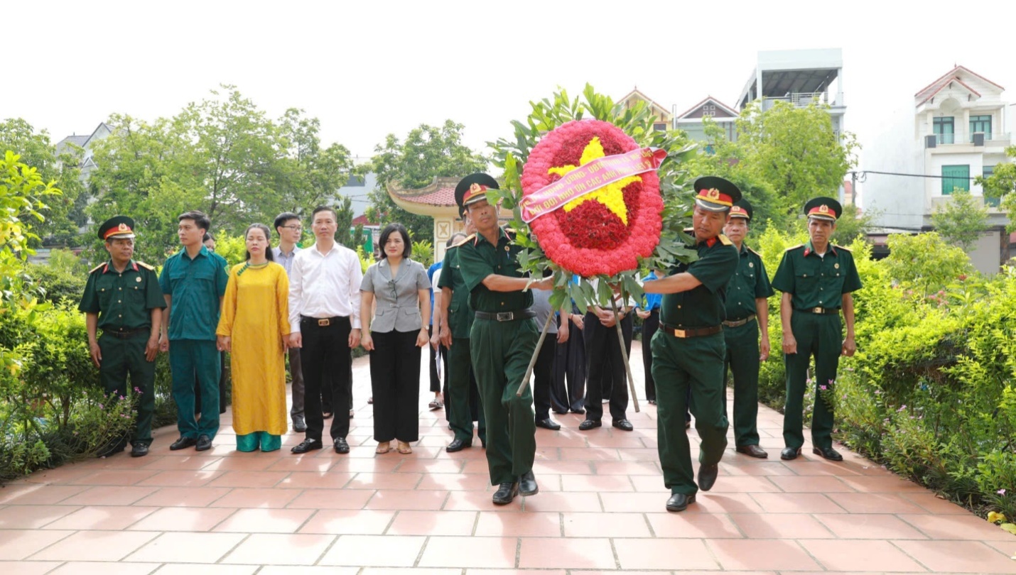 Xã Mê Linh dâng hương, tưởng niệm các anh hùng liệt sĩ- Ảnh 4.