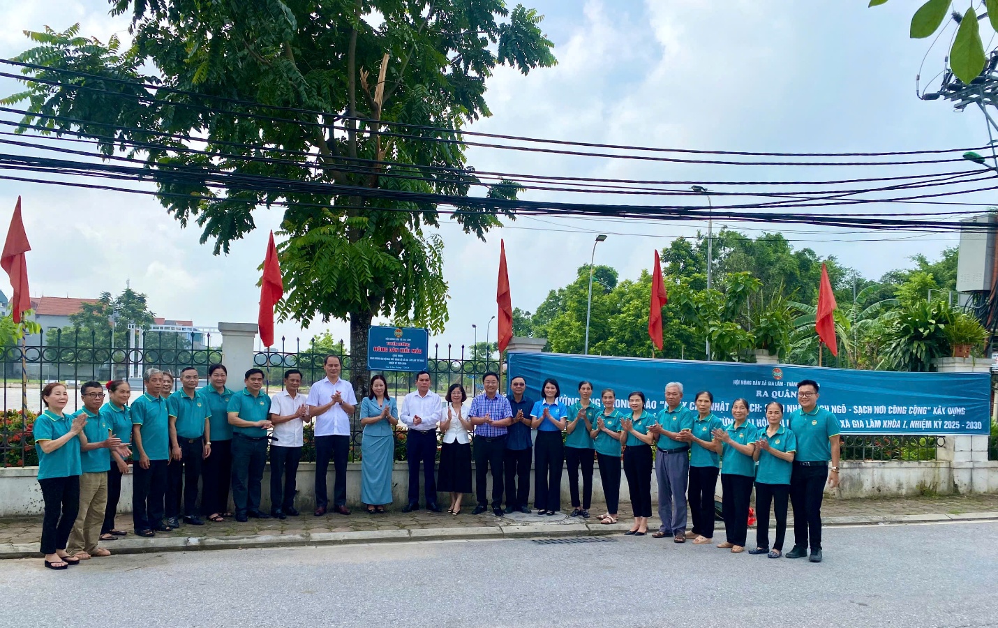 Gắn biển công trình chào mừng Đại hội Đảng bộ xã Gia Lâm lần thứ I, nhiệm kỳ 2025–2030- Ảnh 2.