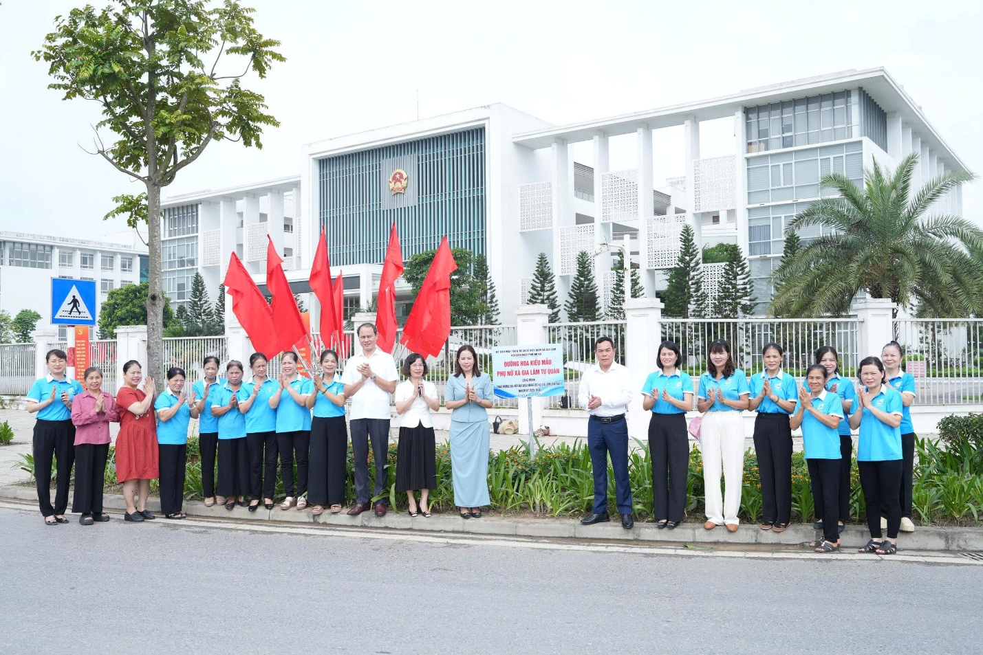 Gắn biển công trình chào mừng Đại hội Đảng bộ xã Gia Lâm lần thứ I, nhiệm kỳ 2025–2030- Ảnh 3.