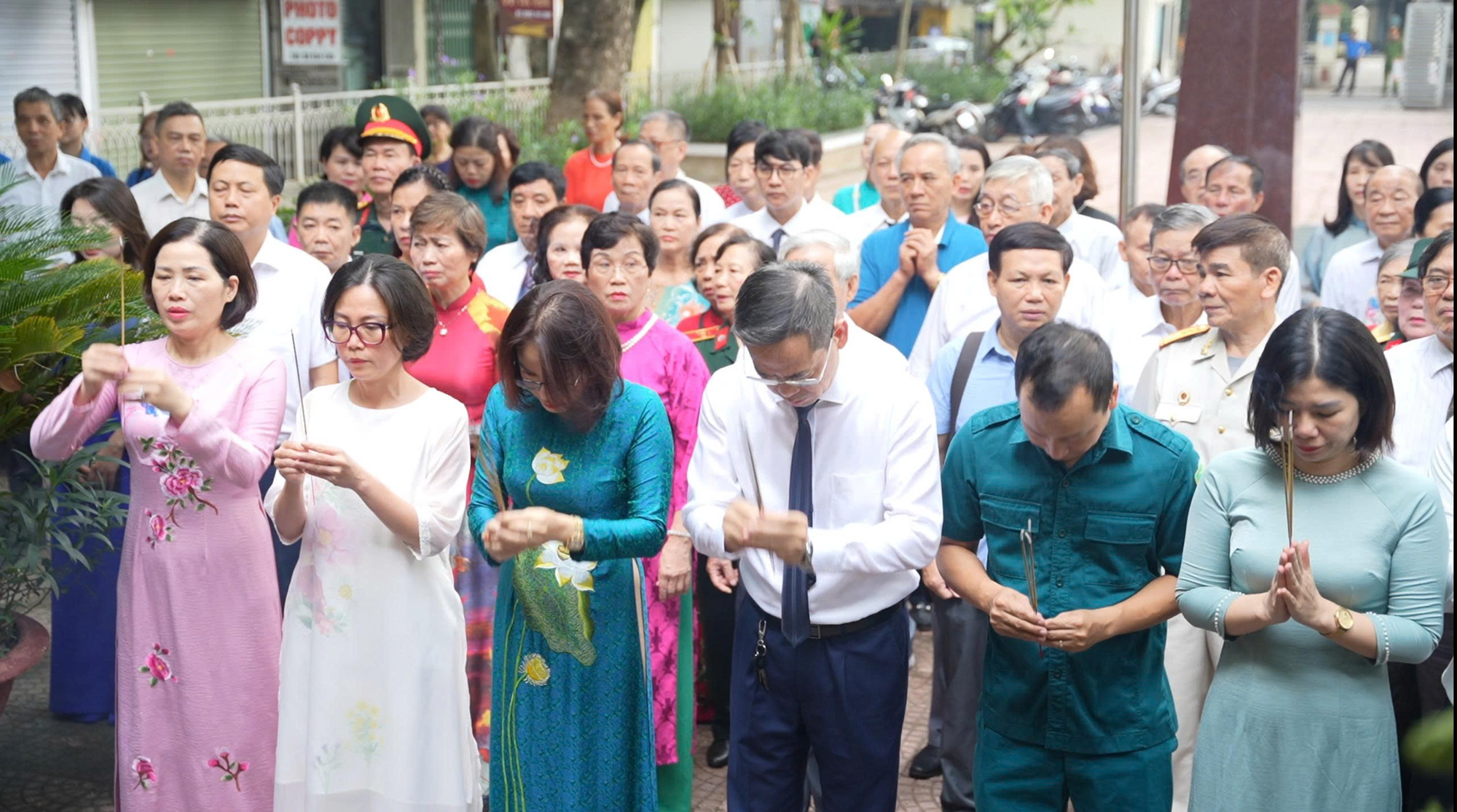 ĐẢNG ỦY – HĐND – UBND – UB MTTQ VIỆT NAM PHƯỜNG KIM LIÊN TRANG TRỌNG TỔ CHỨC LỄ DÂNG HƯƠNG, DÂNG HOA TƯỞNG NIỆM CÁC ANH HÙNG LIỆT SĨ KỶ NIỆM 78 NĂM NGÀY THƯƠNG BINH - LIỆT SĨ (27/7/1947 – 27/7/2025)- Ảnh 5.