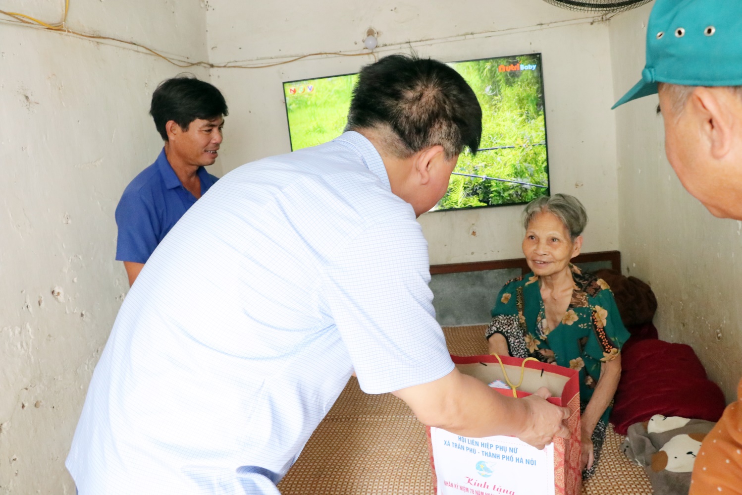 Uỷ ban MTTQ Việt Nam, các đoàn thể xã Trần Phú: tặng 16 xuất quà cho gia đình chính sách, người có công với cách mạng- Ảnh 1.