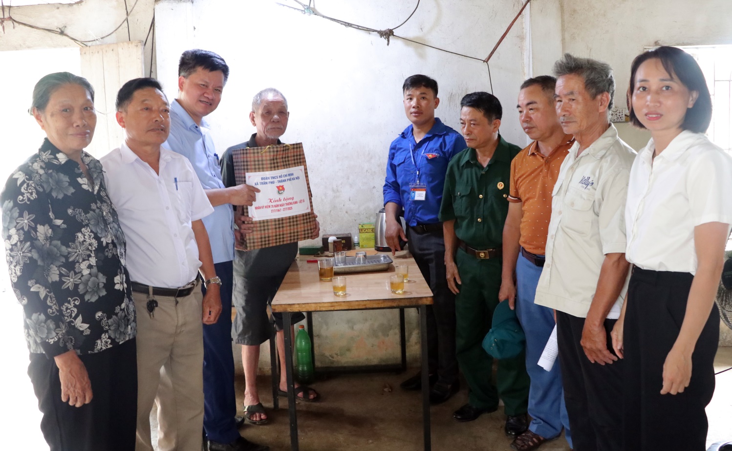 Uỷ ban MTTQ Việt Nam, các đoàn thể xã Trần Phú: tặng 16 xuất quà cho gia đình chính sách, người có công với cách mạng- Ảnh 2.