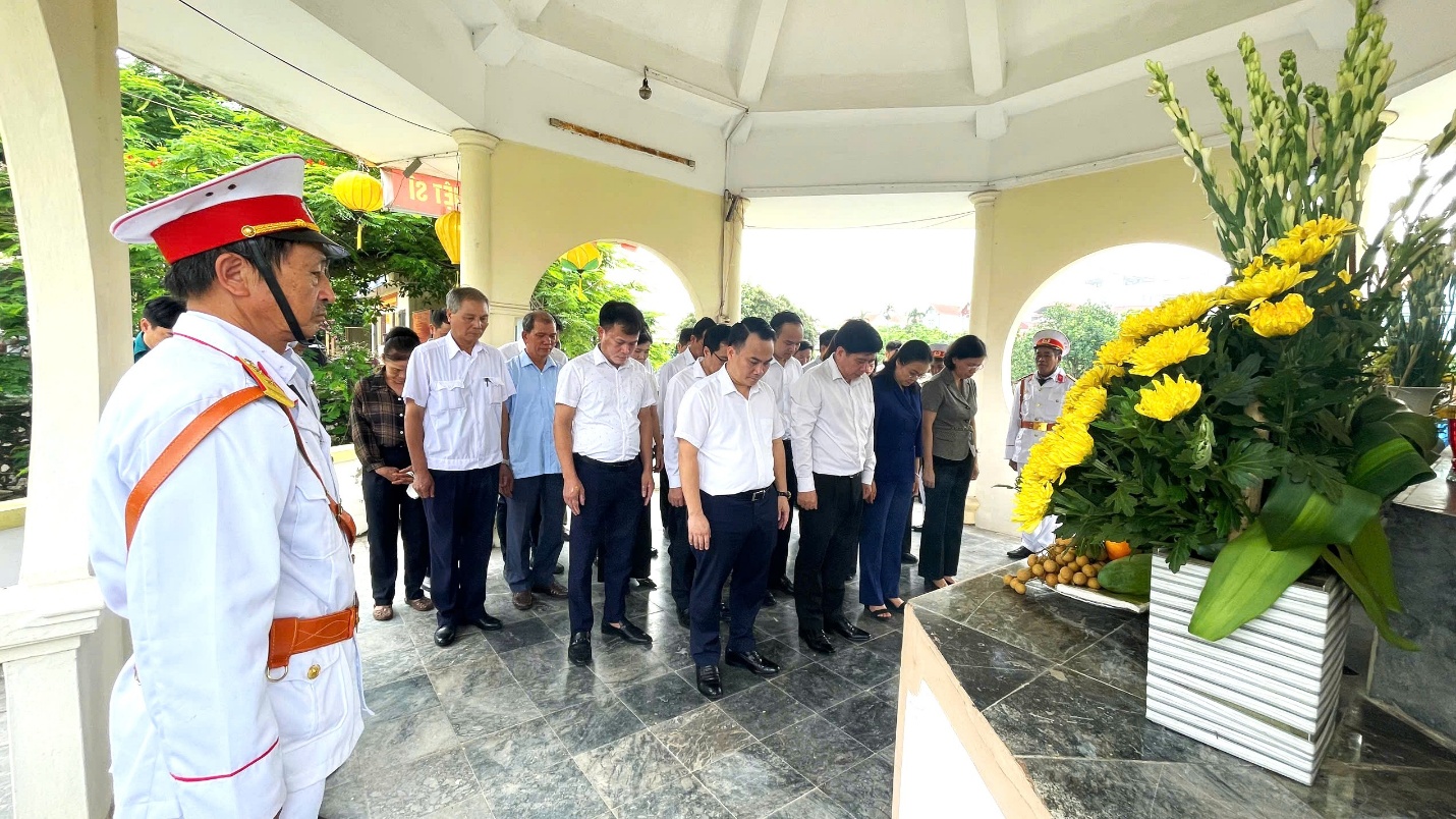 Các đồng chí lãnh đạo phường Tây Tựu viếng nghĩa trang liệt sỹ- Ảnh 1.