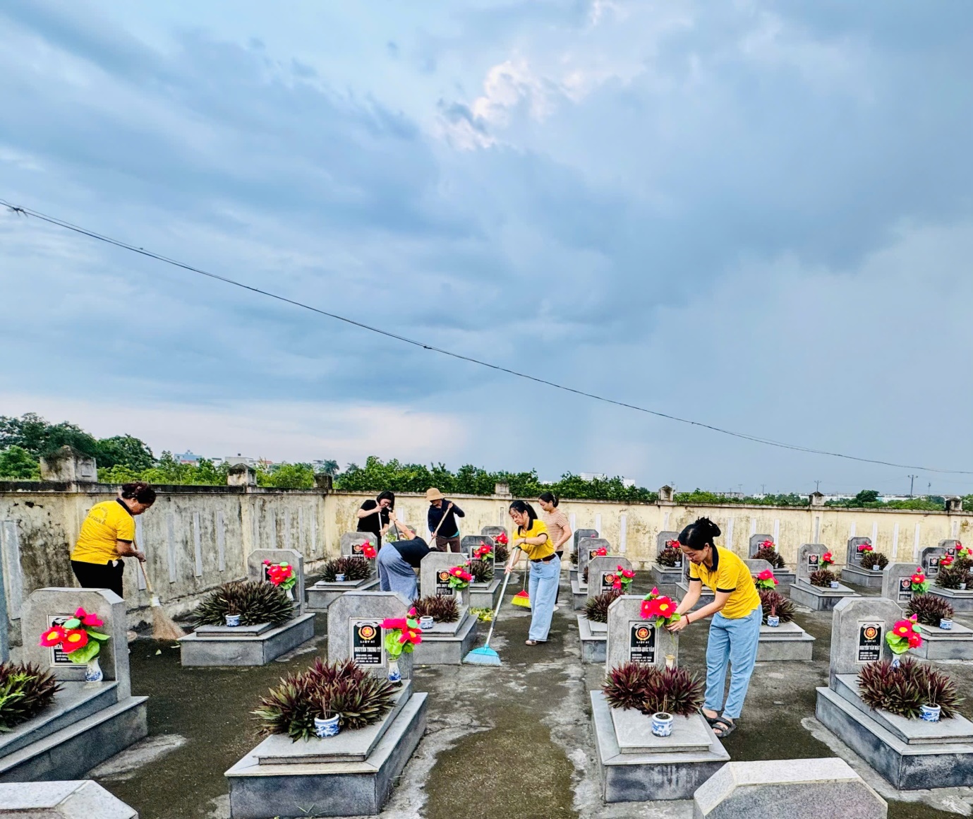 ​Ủy ban Mặt trận Tổ quốc Việt Nam xã An Khánh đồng loạt tổ chức hoạt động tri ân liệt sĩ tại 5 nghĩa trang liệt sĩ trên địa bàn- Ảnh 1.