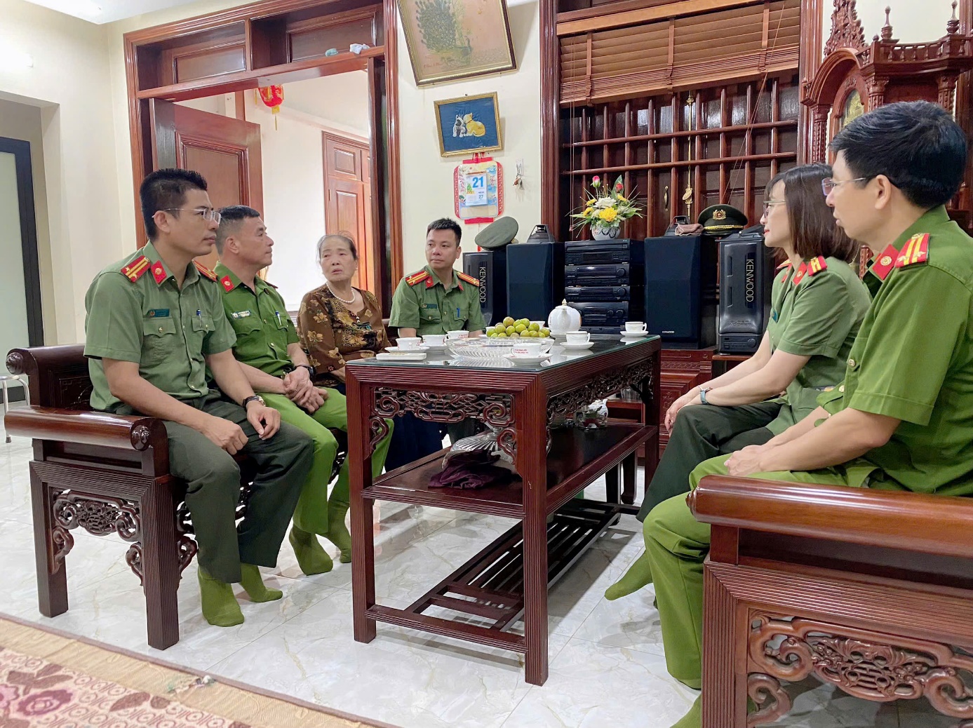    CÔNG AN XÃ GIA LÂM TỔ CHỨC DÂNG HƯƠNG VÀ THĂM HỎI CÁC GIA ĐÌNH LIỆT SĨ NHÂN KỶ NIỆM 27/7- Ảnh 3.