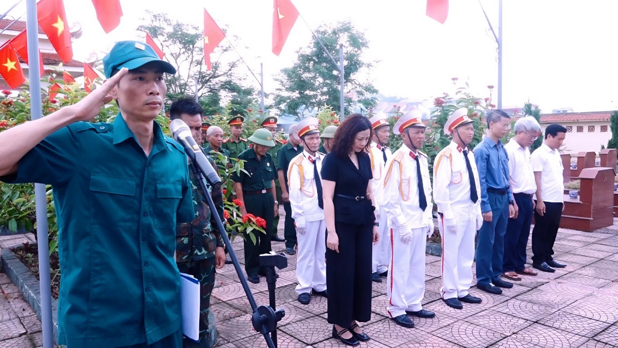 C:\Users\User\Desktop\HONG SON\T7\CT28.7\anh vieng nghia trang\BetterImage_1753448840045.jpeg