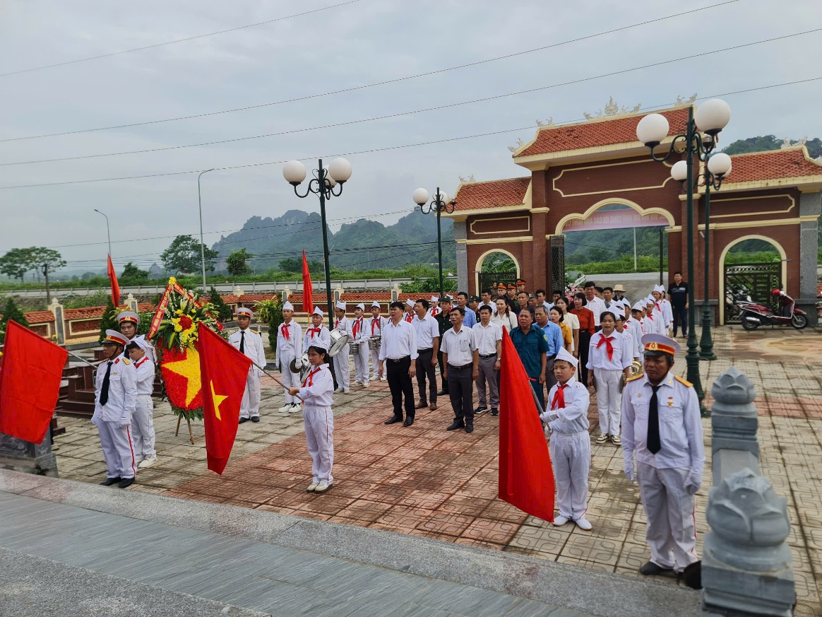 C:\Users\User\Desktop\HONG SON\T7\CT28.7\anh vieng nghia trang\z6839696447268_0ffc6ef27a0c434b4c034cb5ed1eac48.jpg