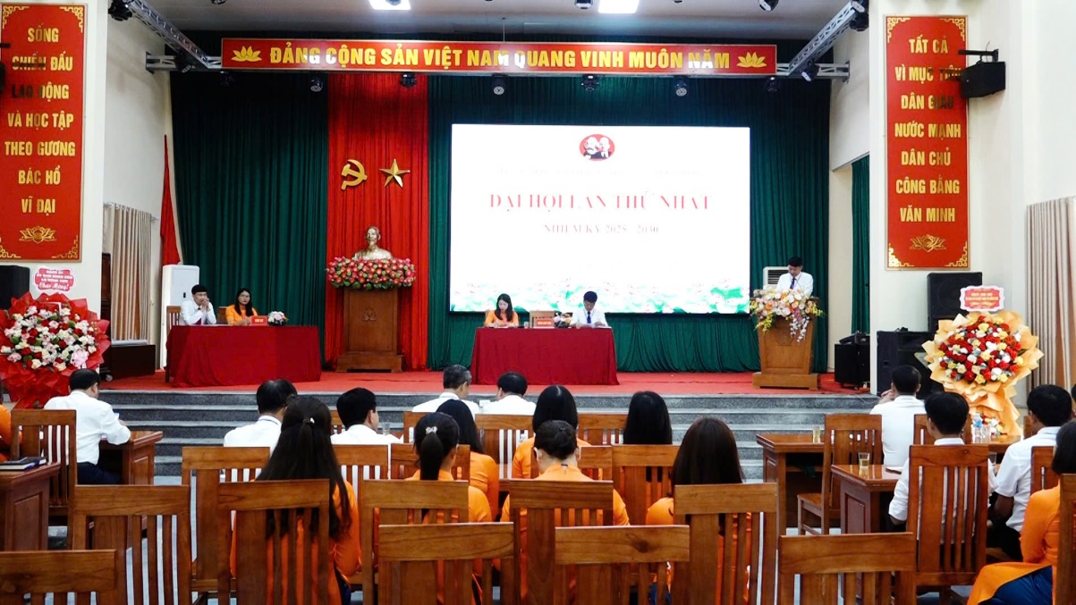 C:\Users\User\Desktop\HONG SON\T7\CT28.7\ảnh ĐH CQ Đảng\z6841430070471_de117890c19bf2a7db66b8c5126c490d.jpg