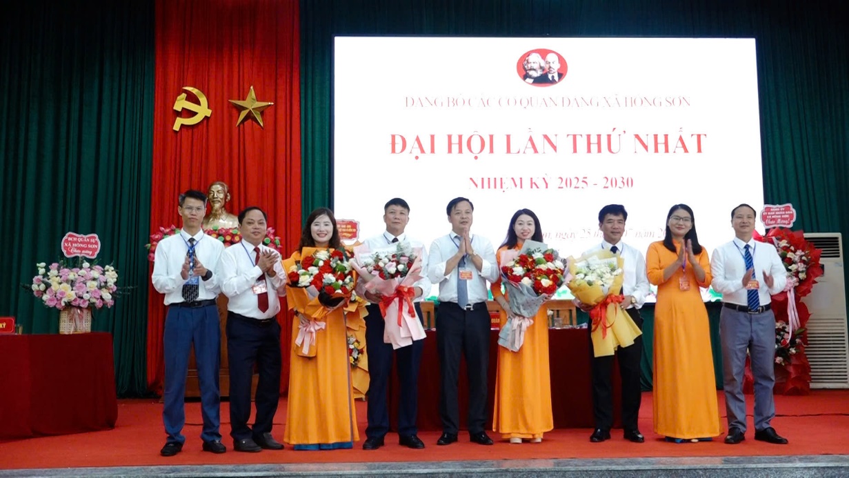 C:\Users\User\Desktop\HONG SON\T7\CT28.7\ảnh ĐH CQ Đảng\z6841431121788_b23c0a0a1d5ea9207f5643c151299dc2.jpg