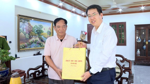 Hoài Đức tổ chức thăm hỏi, tặng quà người có công tiêu biểu nhân kỷ niệm 78 năm ngày Thương binh-Liệt sỹ (27/7/1947-27/7/2025)- Ảnh 2.