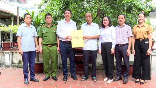 Hoài Đức tổ chức thăm hỏi, tặng quà người có công tiêu biểu nhân kỷ niệm 78 năm ngày Thương binh-Liệt sỹ (27/7/1947-27/7/2025)- Ảnh 3.