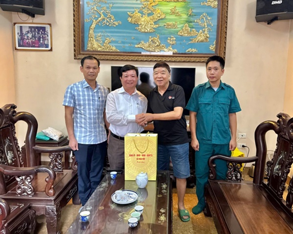 Hoài Đức tổ chức thăm hỏi, tặng quà người có công tiêu biểu nhân kỷ niệm 78 năm ngày Thương binh-Liệt sỹ (27/7/1947-27/7/2025)- Ảnh 5.