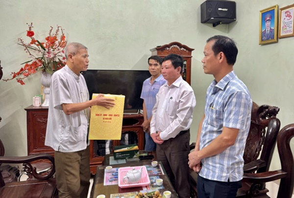 Hoài Đức tổ chức thăm hỏi, tặng quà người có công tiêu biểu nhân kỷ niệm 78 năm ngày Thương binh-Liệt sỹ (27/7/1947-27/7/2025)- Ảnh 6.