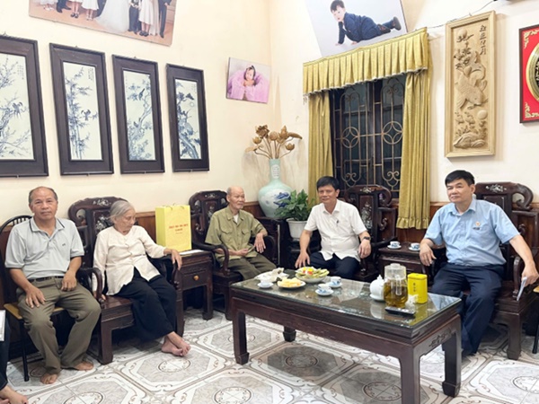 Hoài Đức tổ chức thăm hỏi, tặng quà người có công tiêu biểu nhân kỷ niệm 78 năm ngày Thương binh-Liệt sỹ (27/7/1947-27/7/2025)- Ảnh 8.