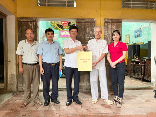Hoài Đức tổ chức thăm hỏi, tặng quà người có công tiêu biểu nhân kỷ niệm 78 năm ngày Thương binh-Liệt sỹ (27/7/1947-27/7/2025)- Ảnh 9.