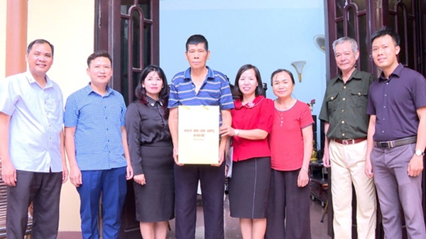 Hoài Đức tổ chức thăm hỏi, tặng quà người có công tiêu biểu nhân kỷ niệm 78 năm ngày Thương binh-Liệt sỹ (27/7/1947-27/7/2025)- Ảnh 11.