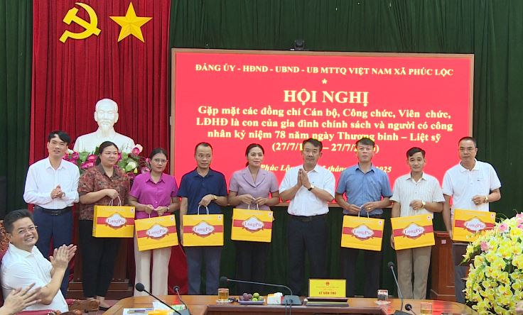 Phúc Lộc tổ chức Hội nghị gặp mặt cán bộ, công chức, viên chức, lao động hợp đồng là con của gia đình chính sách và người có công- Ảnh 4.