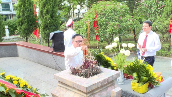 Đảng ủy, HĐND, UBND, UB MTTQ xã Hoài Đức tổ chức lễ dâng hương viếng Đài tưởng niệm và Nghĩa trang liệt sỹ nhân kỷ niệm 78 năm ngày Thương binh - Liêt sỹ- Ảnh 2.