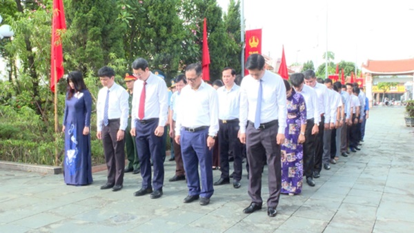 Đảng ủy, HĐND, UBND, UB MTTQ xã Hoài Đức tổ chức lễ dâng hương viếng Đài tưởng niệm và Nghĩa trang liệt sỹ nhân kỷ niệm 78 năm ngày Thương binh - Liêt sỹ- Ảnh 3.