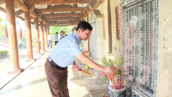 Đảng ủy, HĐND, UBND, UB MTTQ xã Hoài Đức tổ chức lễ dâng hương viếng Đài tưởng niệm và Nghĩa trang liệt sỹ nhân kỷ niệm 78 năm ngày Thương binh - Liêt sỹ- Ảnh 5.