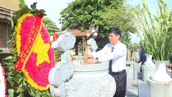 Đảng ủy, HĐND, UBND, UB MTTQ xã Hoài Đức tổ chức lễ dâng hương viếng Đài tưởng niệm và Nghĩa trang liệt sỹ nhân kỷ niệm 78 năm ngày Thương binh - Liêt sỹ- Ảnh 7.