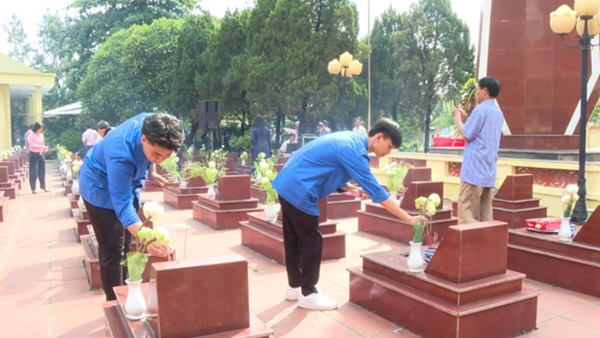 Đảng ủy, HĐND, UBND, UB MTTQ xã Hoài Đức tổ chức lễ dâng hương viếng Đài tưởng niệm và Nghĩa trang liệt sỹ nhân kỷ niệm 78 năm ngày Thương binh - Liêt sỹ- Ảnh 11.
