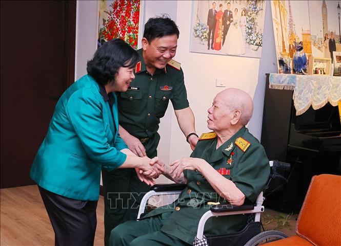 Bí thư Thành ủy Hà Nội Bùi Thị Minh Hoài thăm hỏi đối tượng chính sách, người có công tiêu biểu trên địa bàn phường Ba Đình- Ảnh 1.