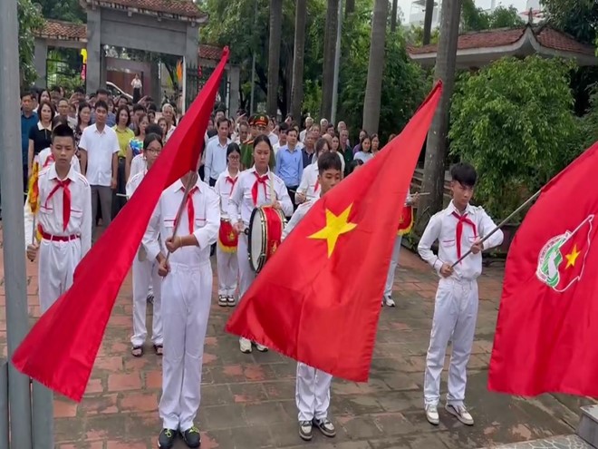 Đảng ủy, HĐND, UBND, UBMTTQ xã Sơn Đồng tổ chức lễ dâng hoa, viếng đài tưởng niệm nhân kỷ niệm 78 năm ngày Thương binh Liệt sỹ- Ảnh 6.