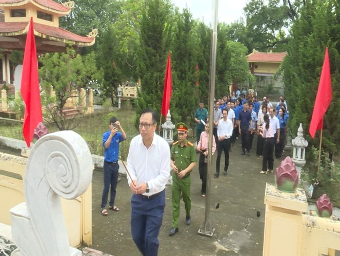 Đảng ủy, HĐND, UBND, UBMTTQ xã Sơn Đồng tổ chức lễ dâng hoa, viếng đài tưởng niệm nhân kỷ niệm 78 năm ngày Thương binh Liệt sỹ- Ảnh 2.