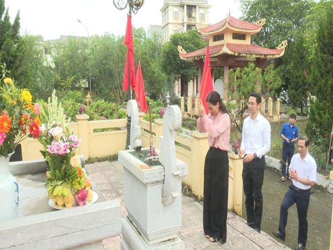Đảng ủy, HĐND, UBND, UBMTTQ xã Sơn Đồng tổ chức lễ dâng hoa, viếng đài tưởng niệm nhân kỷ niệm 78 năm ngày Thương binh Liệt sỹ- Ảnh 3.