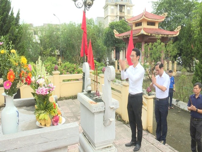 Đảng ủy, HĐND, UBND, UBMTTQ xã Sơn Đồng tổ chức lễ dâng hoa, viếng đài tưởng niệm nhân kỷ niệm 78 năm ngày Thương binh Liệt sỹ- Ảnh 4.