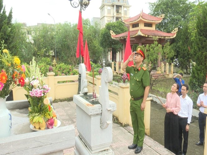 Đảng ủy, HĐND, UBND, UBMTTQ xã Sơn Đồng tổ chức lễ dâng hoa, viếng đài tưởng niệm nhân kỷ niệm 78 năm ngày Thương binh Liệt sỹ- Ảnh 5.