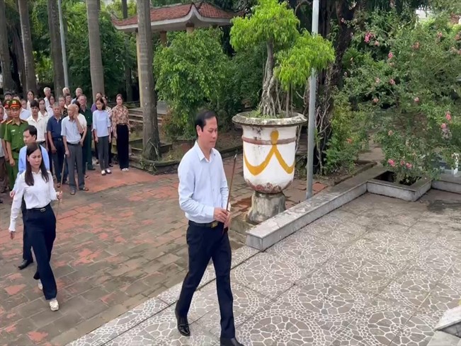 Đảng ủy, HĐND, UBND, UBMTTQ xã Sơn Đồng tổ chức lễ dâng hoa, viếng đài tưởng niệm nhân kỷ niệm 78 năm ngày Thương binh Liệt sỹ- Ảnh 8.