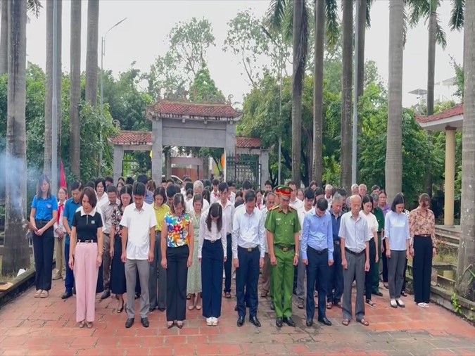 Đảng ủy, HĐND, UBND, UBMTTQ xã Sơn Đồng tổ chức lễ dâng hoa, viếng đài tưởng niệm nhân kỷ niệm 78 năm ngày Thương binh Liệt sỹ- Ảnh 9.