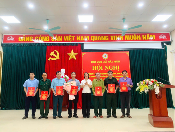 HỘI CCB XÃ HÁT MÔNCÔNG BỐ QUYẾT ĐỊNH VỀ CÔNG TÁC CÁN BỘ VÀ TRIỂN KHAI CHƯƠNG TRÌNH CÔNG TÁC HỘI 6 THÁNG CUỐI NĂM 2025- Ảnh 2.