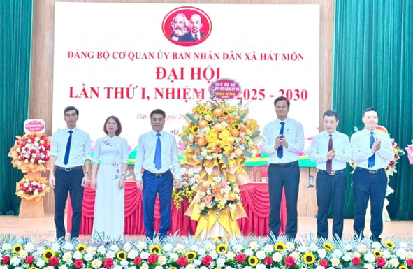 Đại hội Đảng bộ UBND xã Hát Môn lần thứ I, nhiệm kỳ 2025 - 2030: Dấu mốc quan trọng trong xây dựng chính quyền cơ sở vững mạnh, phục vụ Nhân dân.- Ảnh 2.