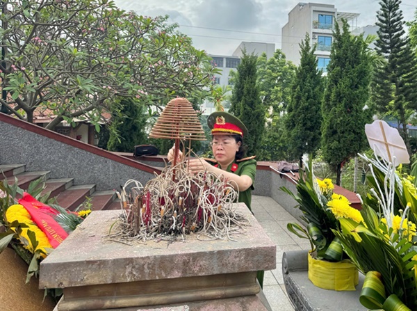 Công an xã Hoài Đức tổ chức các hoạt động kỷ niệm 78 năm ngày Thương binh-Liệt sỹ (27/7/1947-27/7/2025).- Ảnh 2.