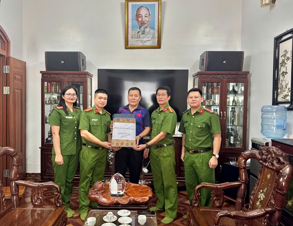 Công an xã Hoài Đức tổ chức các hoạt động kỷ niệm 78 năm ngày Thương binh-Liệt sỹ (27/7/1947-27/7/2025).- Ảnh 5.