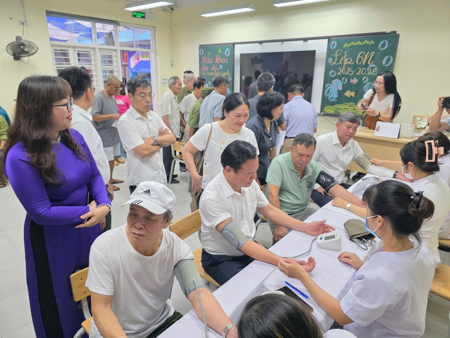 Trường học Hà Nội tổ chức nhiều hoạt động tri ân nhân dịp 27/7- Ảnh 3.