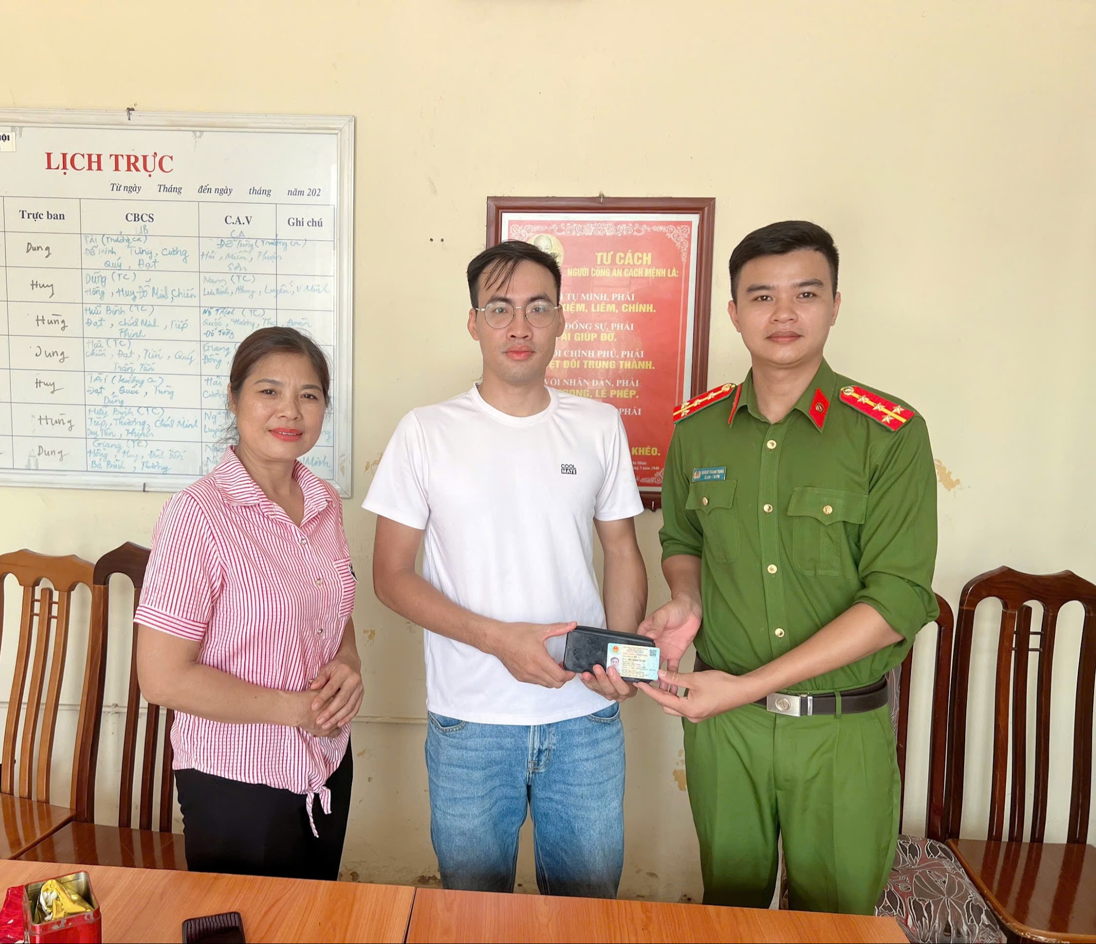 Tổ Cảnh sát khu vực, Công an xã Bình Minh hỗ trợ trả lại tài sản đánh rơi cho công dân