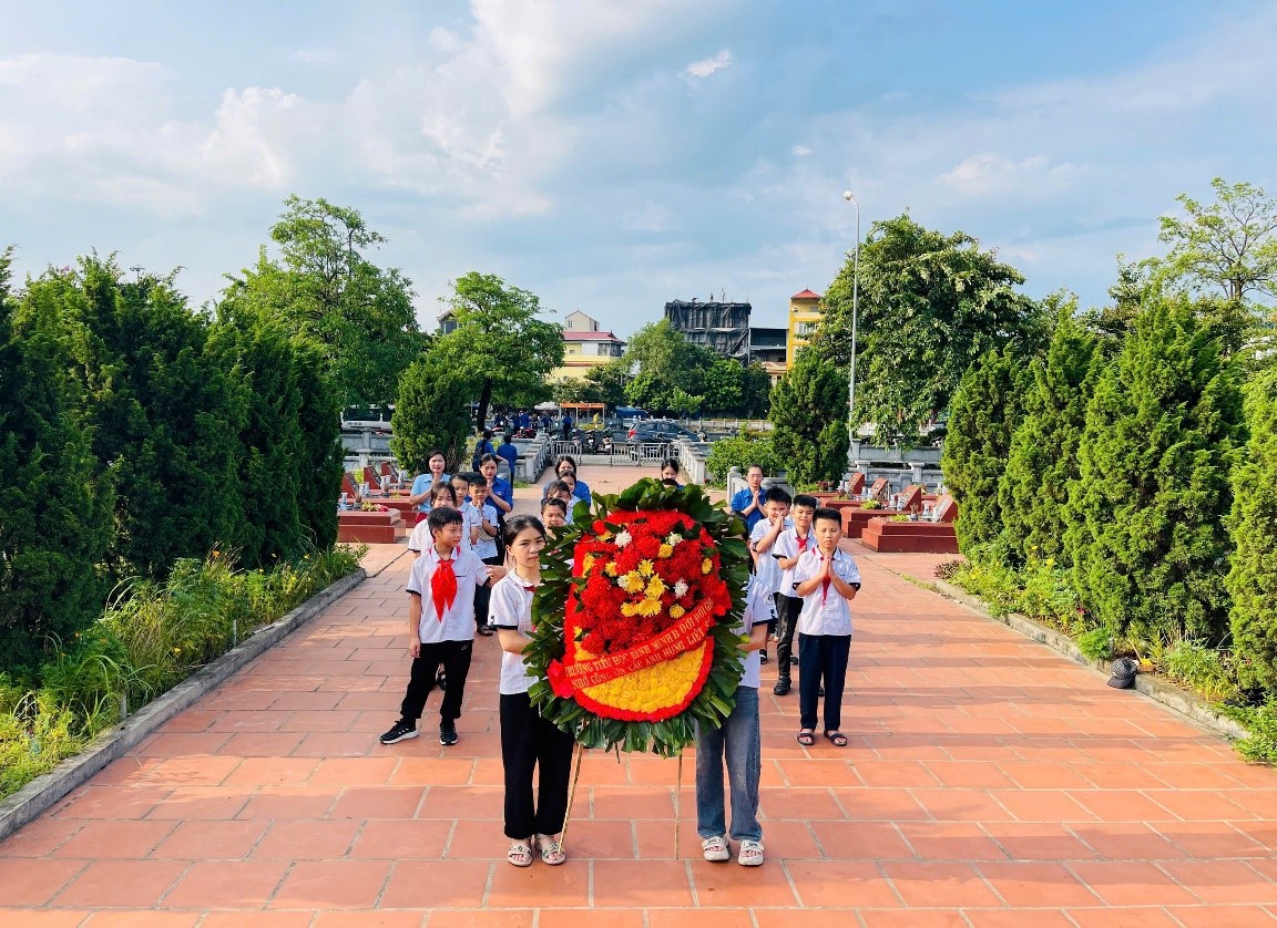 Thầy và trò Trường Tiểu học Bình Minh B thực hiện hoạt động tri ân các Anh hùng liệt sĩ và thương binh