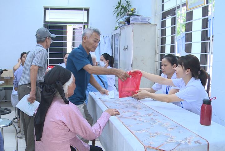 Trạm Y tế xã Phúc Lộc tổ chức khám bệnh, tư vấn sức khoẻ, cấp phát thuốc miễn phí cho người có công trên địa bàn xã- Ảnh 8.