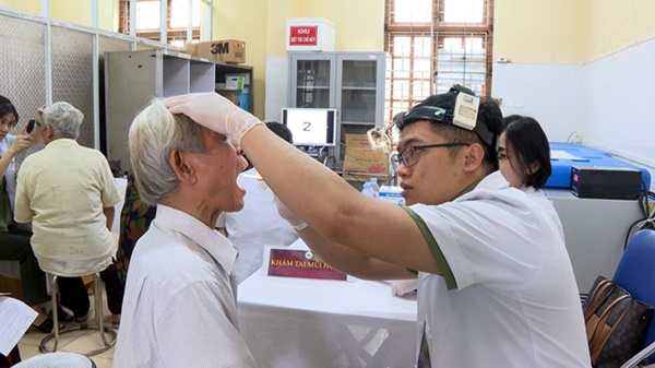 UBND xã Hoài Đức tổ chức khám sức khoẻ và cấp thuốc miễn phí cho đối tượng chính sách- Ảnh 6.
